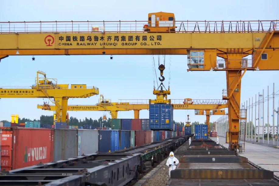 前10月霍爾果斯口岸領跑新疆 貨運量與貿易額雙冠彰顯“一帶一路”樞紐力量
